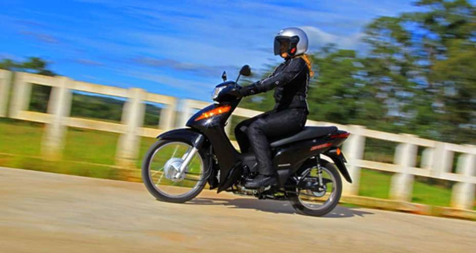 O chassi &eacute; monobloco e constru&iacute;do em tubos de a&ccedil;o | <a href="https://beta-develop.quatrorodas.abril.com.br/moto/noticias/honda-biz-100-porta-entrada-691776.shtml" rel="migration">Leia mais</a>