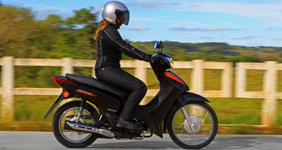 Ambos os freios s&atilde;o a tambor, com 130 mm de di&acirc;metro na dianteira, e 110 mm na traseira | <a href="https://beta-develop.quatrorodas.abril.com.br/moto/noticias/honda-biz-100-porta-entrada-691776.shtml" rel="migration">Leia mais</a>