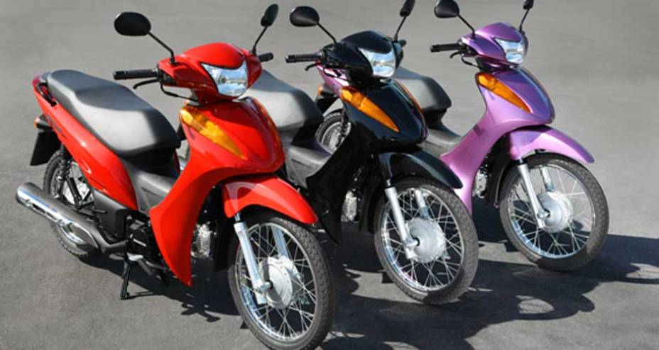 Além do rosa, a Biz está disponível nas cores preta e vermelha | <a href="https://beta-develop.quatrorodas.abril.com.br/moto/noticias/honda-biz-100-porta-entrada-691776.shtml" rel="migration">Leia mais</a>