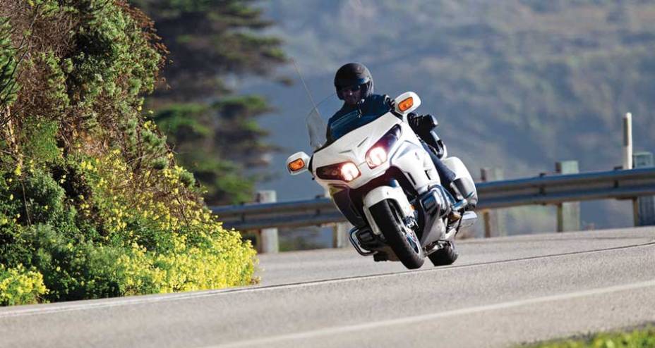 Seu porte avantajado faz a Gold Wing ser ideal para estradas, mas pouco pr&aacute;tica na cidade | <a href="https://beta-develop.quatrorodas.abril.com.br/moto/noticias/nova-gold-wing-691786.shtml" rel="migration">Leia mais</a>