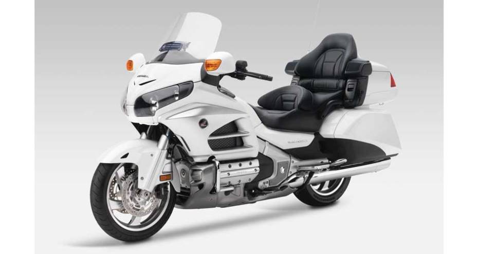 Duas pessoas viajam com conforto na Gold Wing | <a href="https://beta-develop.quatrorodas.abril.com.br/moto/noticias/nova-gold-wing-691786.shtml" rel="migration">Leia mais</a>