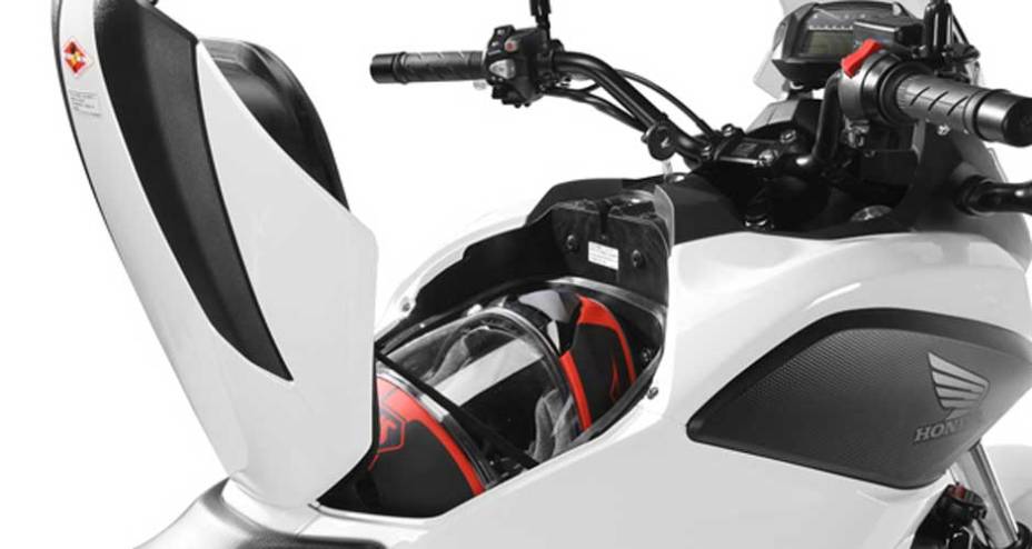 Localizado onde normalmente fica o tanque de combustível, o porta-objetos é ideal para guardar capacete e outros pertences | <a href="https://beta-develop.quatrorodas.abril.com.br/moto/noticias/honda-nc-700x-made-in-manaus-691787.shtml" rel="migration">Leia mais</a>