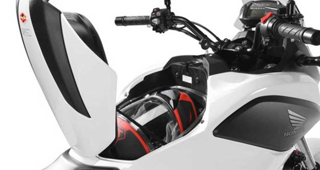 Localizado onde normalmente fica o tanque de combustível, o porta-objetos é ideal para guardar capacete e outros pertences | <a href="https://beta-develop.quatrorodas.abril.com.br/moto/noticias/honda-nc-700x-made-in-manaus-691787.shtml" rel="migration">Leia mais</a> Localizado onde normalmente fica o tanque de combustível, o porta-objetos é ideal para guardar capacete e outros pertences | <a href="https://beta-develop.quatrorodas.abril.com.br/moto/noticias/honda-nc-700x-made-in-manaus-691787.shtml" rel="migration">Leia mais</a>