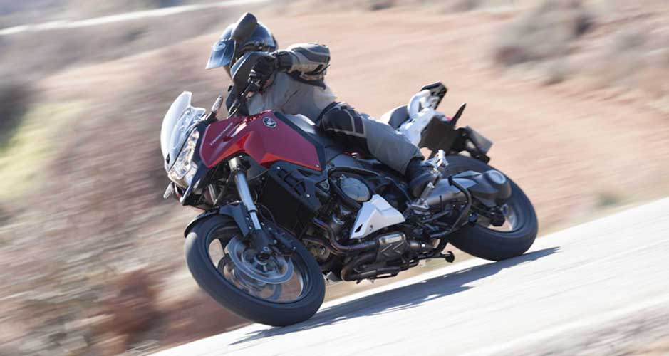 Suas vendas come&ccedil;am no Brasil a partir de outubro | <a href="https://beta-develop.quatrorodas.abril.com.br/moto/noticias/vfr-1200x-crosstourer-chega-outubro-691788.shtml" rel="migration">Leia mais</a>