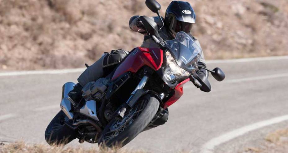 A aventureira tem motor V4 de 1236,7 cc, com 129,2 cv | <a href="https://beta-develop.quatrorodas.abril.com.br/moto/noticias/vfr-1200x-crosstourer-chega-outubro-691788.shtml" rel="migration">Leia mais</a> A aventureira tem motor V4 de 1236,7 cc, com 129,2 cv | <a href="https://beta-develop.quatrorodas.abril.com.br/moto/noticias/vfr-1200x-crosstourer-chega-outubro-691788.shtml" rel="migration">Leia mais</a>