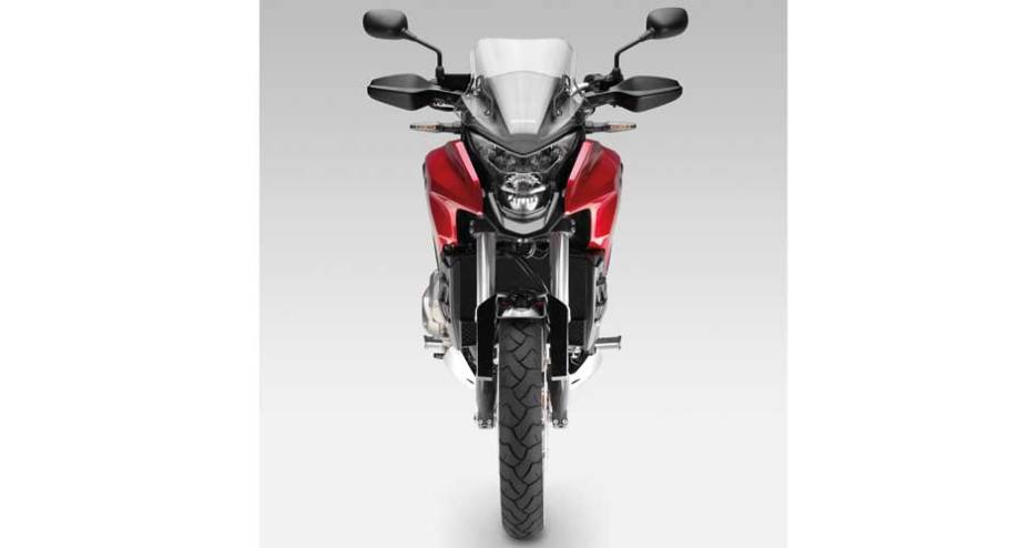 Moderna, a VFR tem sistema de transmissão eletrônica de dupla embreagem (DCT - Dual Clutch Transmission), disponibilizando a opção de condução por controle manual ou totalmente automático | <a href="https://beta-develop.quatrorodas.abril.com.br/moto/noticias/vfr-1200x-c" rel="migration"></a>