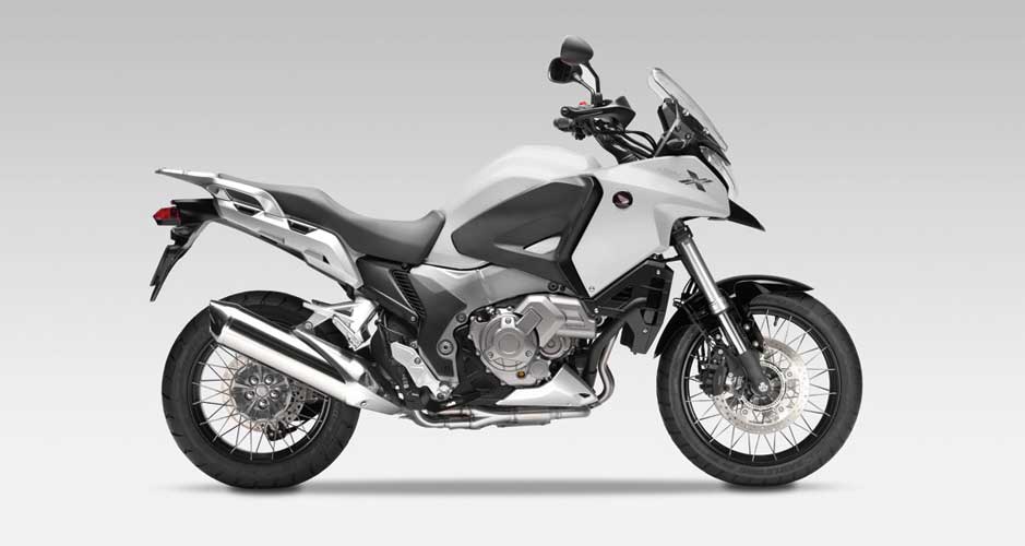 Dispon&iacute;vel nas cores branca perolizada e vermelha met&aacute;lica, o modelo ainda n&atilde;o tem pre&ccedil;o definido, mas dever&aacute; custar pouco mais de 70000 reais | <a href="https://beta-develop.quatrorodas.abril.com.br/moto/noticias/vfr-1200x-crosstourer-chega-outubro-691788.shtml" rel="migration">Leia ma</a>