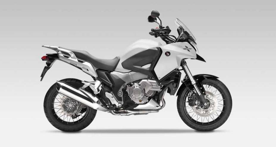 Disponível nas cores branca perolizada e vermelha metálica, o modelo ainda não tem preço definido, mas deverá custar pouco mais de 70000 reais | <a href="https://beta-develop.quatrorodas.abril.com.br/moto/noticias/vfr-1200x-crosstourer-chega-outubro-691788.shtml" rel="migration">Leia ma</a> Disponível nas cores branca perolizada e vermelha metálica, o modelo ainda não tem preço definido, mas deverá custar pouco mais de 70000 reais | <a href="https://beta-develop.quatrorodas.abril.com.br/moto/noticias/vfr-1200x-crosstourer-chega-outubro-691788.shtml" rel="migration">Leia ma</a>