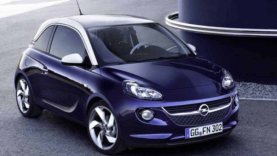 Hatch mede 3,70 m de comprimento, 1,72 m de largura e seu entre-eixos mede 2,30 m | <a href="https://beta-develop.quatrorodas.abril.com.br/saloes/paris/2012/opel-adam-702610.shtml" rel="migration">Leia mais</a>