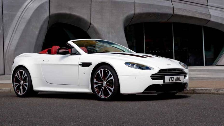 O belo V12 Vantage Roadster terá produção limitada a apenas 101 unidades | <a href="https://beta-develop.quatrorodas.abril.com.br/saloes/paris/2012/aston-martin-vantage-v12-roadster-703294.shtml" rel="migration">Leia mais</a>