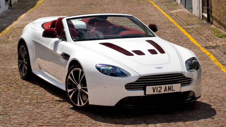 Equipado com um motor 6.0 V12, o roadster entrega 510 cv | <a href="https://beta-develop.quatrorodas.abril.com.br/saloes/paris/2012/aston-martin-vantage-v12-roadster-703294.shtml" rel="migration">Leia mais</a>