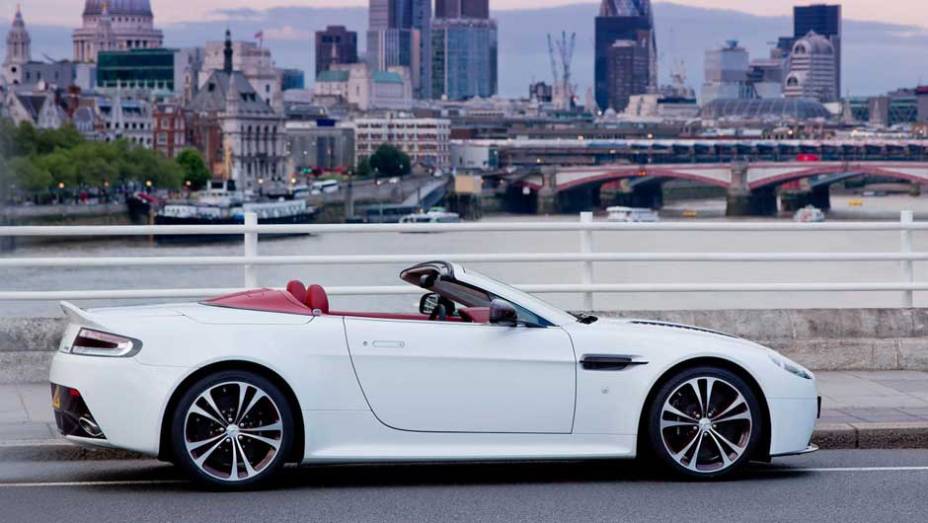 O carro chama atenção pelo uso abundante de peças em fibra de carbono | <a href="https://beta-develop.quatrorodas.abril.com.br/saloes/paris/2012/aston-martin-vantage-v12-roadster-703294.shtml" rel="migration">Leia mais</a>