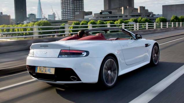 O belo desenho das rodas de liga leve faz o V12 Vantage parecer ainda mais agressivo | <a href="https://beta-develop.quatrorodas.abril.com.br/saloes/paris/2012/aston-martin-vantage-v12-roadster-703294.shtml" rel="migration">Leia mais</a> O belo desenho das rodas de liga leve faz o V12 Vantage parecer ainda mais agressivo | <a href="https://beta-develop.quatrorodas.abril.com.br/saloes/paris/2012/aston-martin-vantage-v12-roadster-703294.shtml" rel="migration">Leia mais</a>