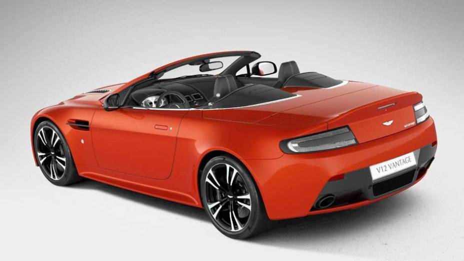 O Vantage chegou ao mercado em 2005 | <a href="https://beta-develop.quatrorodas.abril.com.br/saloes/paris/2012/aston-martin-vantage-v12-roadster-703294.shtml" rel="migration">Leia mais</a>