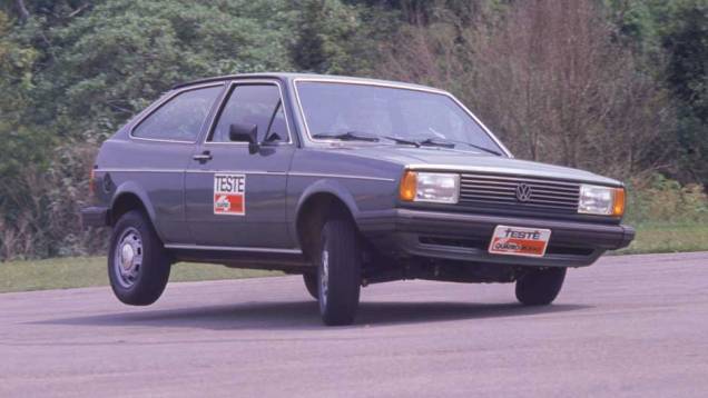 Inicialmente vendido com o fraco motor 1.300 a ar, o Gol ganharia uma opção 1.600 com carburação dupla pouco tempo depois | <a href="https://beta-develop.quatrorodas.abril.com.br/reportagens/classicos/gol-completa-35-anos-veja-10-curiosidades-863880.shtml" rel="migration">Leia mais</a> Inicialmente vendido com o fraco motor 1.300 a ar, o Gol ganharia uma opção 1.600 com carburação dupla pouco tempo depois | <a href="https://beta-develop.quatrorodas.abril.com.br/reportagens/classicos/gol-completa-35-anos-veja-10-curiosidades-863880.shtml" rel="migration">Leia mais</a>