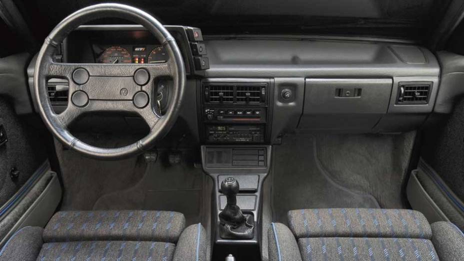 O interior tem comandos satélite próximos ao painel, bancos Recaro e o clássico volante de quatro bolas | <a href="https://beta-develop.quatrorodas.abril.com.br/reportagens/classicos/gol-completa-35-anos-veja-10-curiosidades-863880.shtml" rel="migration">Leia mais</a> O interior tem comandos satélite próximos ao painel, bancos Recaro e o clássico volante de quatro bolas | <a href="https://beta-develop.quatrorodas.abril.com.br/reportagens/classicos/gol-completa-35-anos-veja-10-curiosidades-863880.shtml" rel="migration">Leia mais</a>