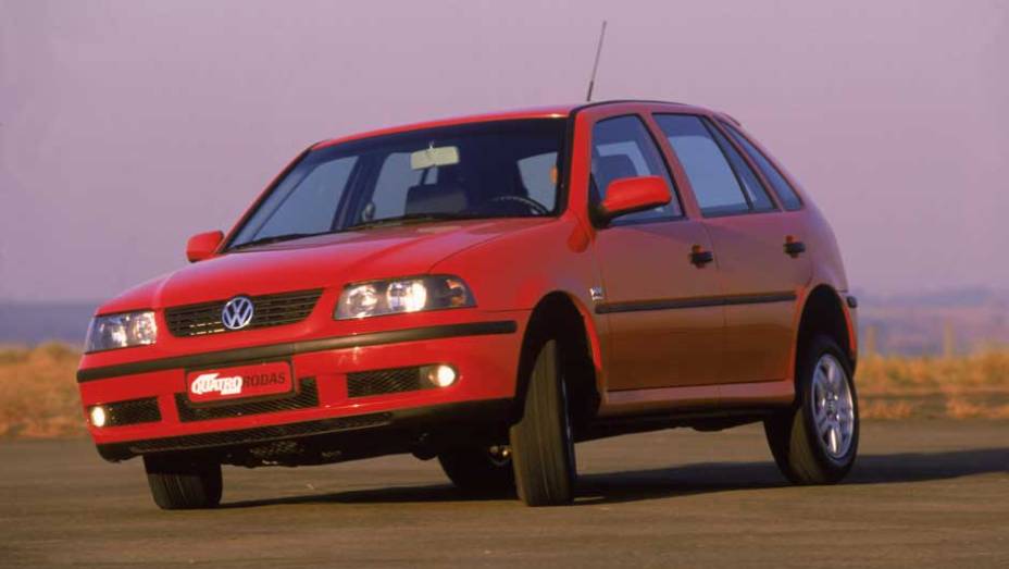 A virada do s&eacute;culo trouxe o Gol Gera&ccedil;&atilde;o III, que tinha design semelhante a alguns modelos da VW mundial e interior com uma bela ilumina&ccedil;&atilde;o azulada; este &eacute; o inovador 1.0 16V Turbo, com 112 cv | <a href="https://beta-develop.quatrorodas.abril.com.br/reportagens/classicos" rel="migration"></a>