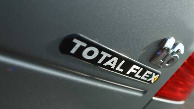 Em 2003, o Gol virou o primeiro carro equipado com tecnologia flex do Brasil, podendo rodar com álcool ou gasolina no tanque | <a href="https://beta-develop.quatrorodas.abril.com.br/reportagens/classicos/gol-completa-35-anos-veja-10-curiosidades-863880.shtml" rel="migration"></a> Em 2003, o Gol virou o primeiro carro equipado com tecnologia flex do Brasil, podendo rodar com álcool ou gasolina no tanque | <a href="https://beta-develop.quatrorodas.abril.com.br/reportagens/classicos/gol-completa-35-anos-veja-10-curiosidades-863880.shtml" rel="migration"></a>