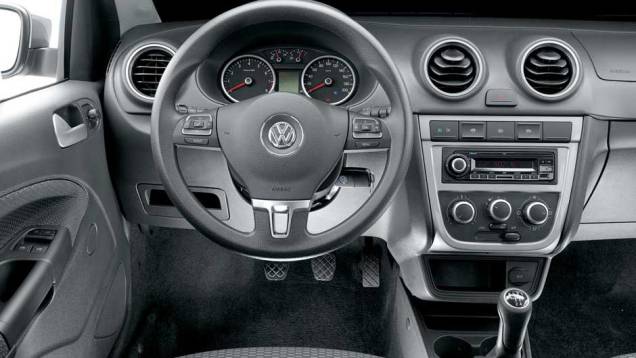 O painel também evoluiu em comparação ao seu antecessor; em 2011, o carro ganhou a opção de volante multifuncional, idêntico ao usado no Passat CC | <a href="https://beta-develop.quatrorodas.abril.com.br/reportagens/classicos/gol-completa-35-anos-veja-10-curiosidades-86" rel="migration"></a> O painel também evoluiu em comparação ao seu antecessor; em 2011, o carro ganhou a opção de volante multifuncional, idêntico ao usado no Passat CC | <a href="https://beta-develop.quatrorodas.abril.com.br/reportagens/classicos/gol-completa-35-anos-veja-10-curiosidades-86" rel="migration"></a>