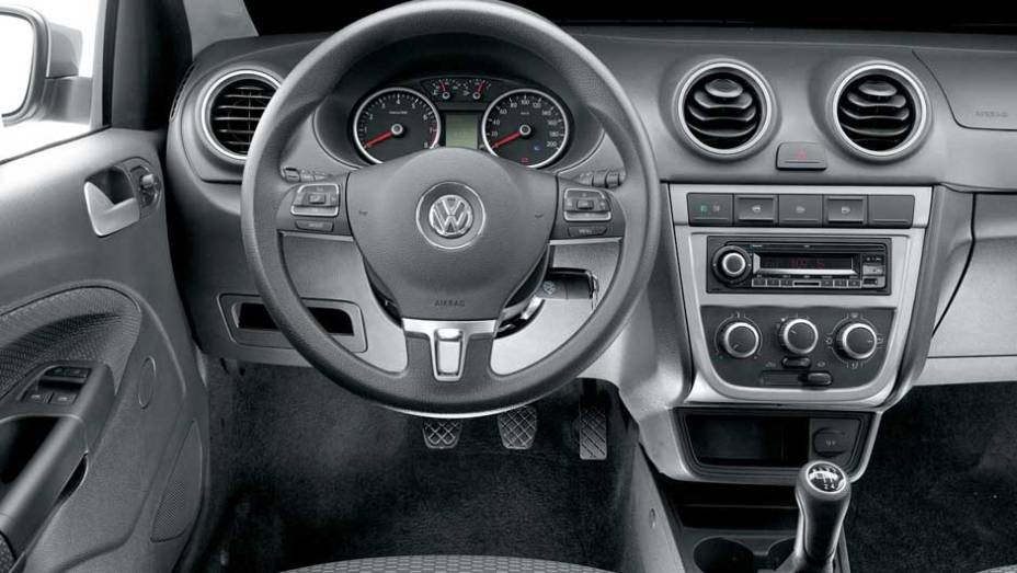 O painel também evoluiu em comparação ao seu antecessor; em 2011, o carro ganhou a opção de volante multifuncional, idêntico ao usado no Passat CC | <a href="https://beta-develop.quatrorodas.abril.com.br/reportagens/classicos/gol-completa-35-anos-veja-10-curiosidades-86" rel="migration"></a> O painel também evoluiu em comparação ao seu antecessor; em 2011, o carro ganhou a opção de volante multifuncional, idêntico ao usado no Passat CC | <a href="https://beta-develop.quatrorodas.abril.com.br/reportagens/classicos/gol-completa-35-anos-veja-10-curiosidades-86" rel="migration"></a>