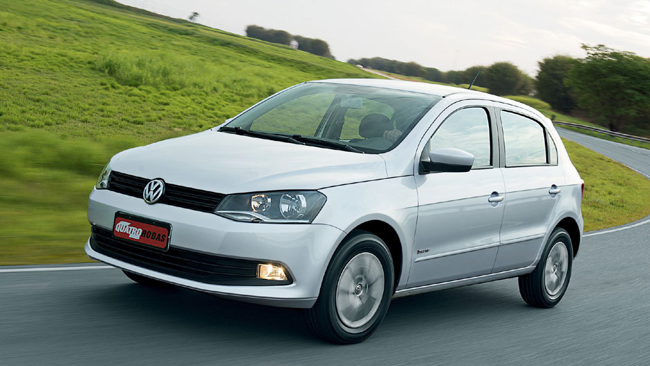 A &uacute;ltima reestiliza&ccedil;&atilde;o aconteceu em 2012, quando a VW deu uma atualizada nas linhas do Gol; o carro ganhou a identidade visual adotada pela empresa, com novos far&oacute;is, nova grade e para-choques redesenhados | <a href="https://beta-develop.quatrorodas.abril.com.br/reporta" rel="migration"></a>