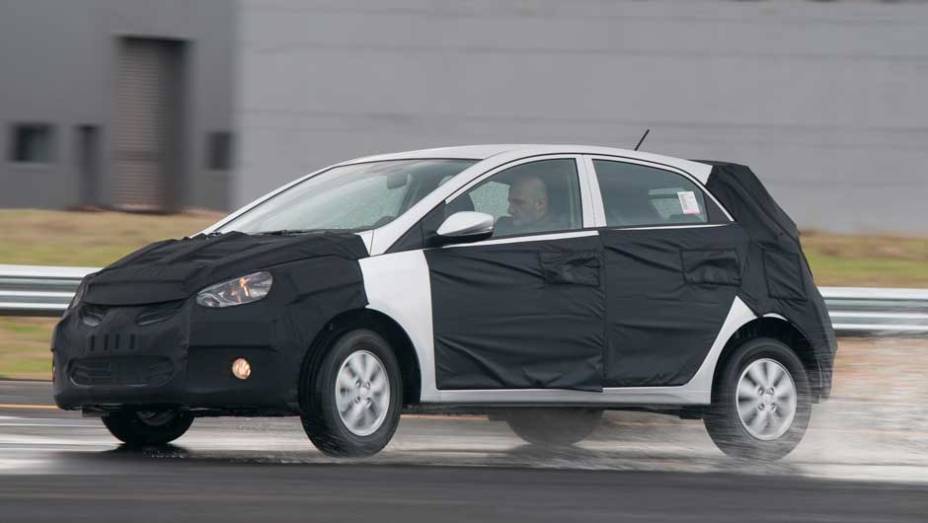 Hyundai n&atilde;o permitiu com que o interior fosse fotografado, alegando que algumas modifica&ccedil;&otilde;es ainda poderiam ser realizadas. Todavia, o acabamento interno &eacute; bom | <a href="https://beta-develop.quatrorodas.abril.com.br/carros/lancamentos/novo-hyundai-sera-chamado-hb20-693" rel="migration"></a>