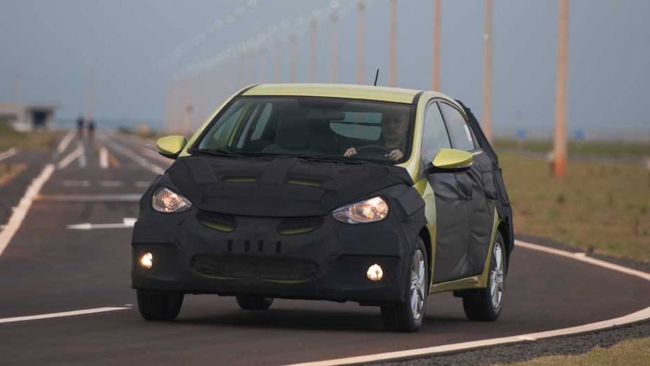 Motores 1.0 e 1.6 do HB20 utilizam c&acirc;mbio com engates suaves e precisos | <a href="https://beta-develop.quatrorodas.abril.com.br/carros/lancamentos/novo-hyundai-sera-chamado-hb20-693564.shtml" target="_blank" rel="migration">Leia mais</a>