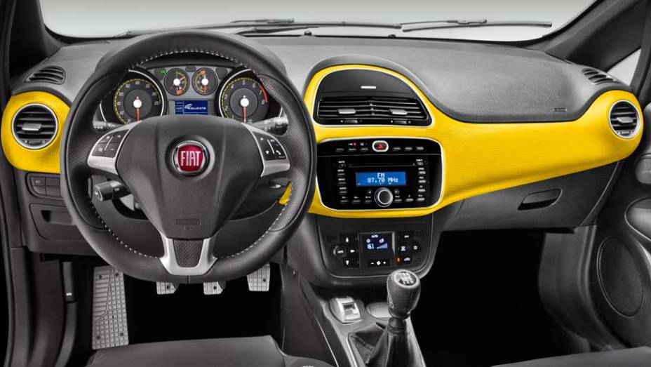 O aplique do painel vem na mesma cor da carroceria na vers&atilde;o T-Jet | <a href="https://beta-develop.quatrorodas.abril.com.br/carros/lancamentos/fiat-punto-2013-693625.shtml" target="_blank" rel="migration">Leia mais</a>