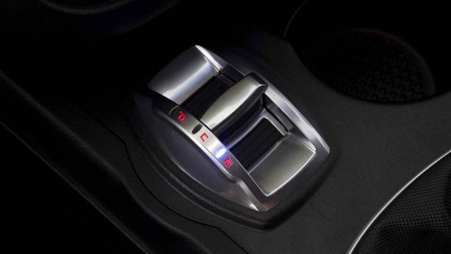 Eis o bot&atilde;o do seletor DNA, que pode fazer o Punto ficar mais nervoso no modo Din&acirc;mico ou mais econ&ocirc;mico no modo Autonomia | <a href="https://beta-develop.quatrorodas.abril.com.br/carros/lancamentos/fiat-punto-2013-693625.shtml" target="_blank" rel="migration">Leia mais</a>