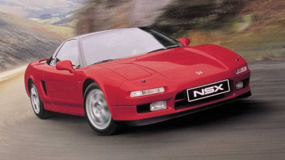 Honda NSX foi lançado em 1990 e conseguia oferecer alto nível de conforto e bom desempenho para as ruas <a href="https://beta-develop.quatrorodas.abril.com.br/reportagens/classicos/japones-valente-828328.shtml" rel="migration">| Leia mais|</a> <a href="https://beta-develop.quatrorodas.abril.com.br/g" rel="migration"></a>