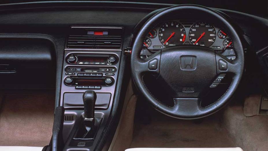 Interior do esportivo da Honda oferecia diversos luxos para a época: revestimento em couro, sistema de som com CD player e acabamento refinado <a href="https://beta-develop.quatrorodas.abril.com.br/reportagens/classicos/japones-valente-828328.shtml" rel="migration">| Leia mais|</a> Interior do esportivo da Honda oferecia diversos luxos para a época: revestimento em couro, sistema de som com CD player e acabamento refinado <a href="https://beta-develop.quatrorodas.abril.com.br/reportagens/classicos/japones-valente-828328.shtml" rel="migration">| Leia mais|</a>