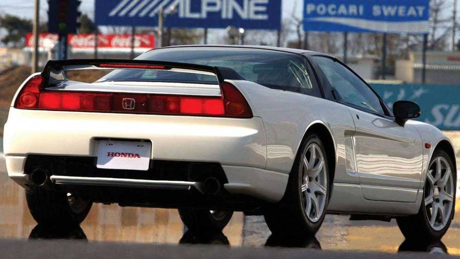 Lanterna traseira &eacute; uma das maiores marcas do NSX <a href="https://beta-develop.quatrorodas.abril.com.br/reportagens/classicos/japones-valente-828328.shtml" rel="migration">| Leia mais|</a> <a href="https://beta-develop.quatrorodas.abril.com.br/galerias/saloes/detroit-2015/acura-nsx-824744.shtml" rel="migration"> |</a>