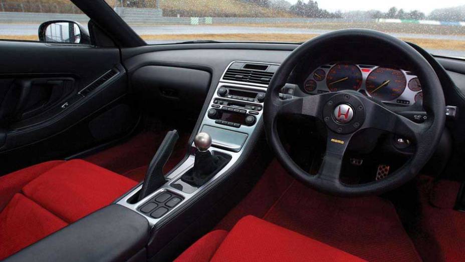 Apesar do bom acabamento, interior da última versão Type-R do NSX utilizava diversos componentes de baixo peso <a href="https://beta-develop.quatrorodas.abril.com.br/reportagens/classicos/japones-valente-828328.shtml" rel="migration">| Leia mais|</a> <a href="https://quatrorodas.abril.c" rel="migration"></a>