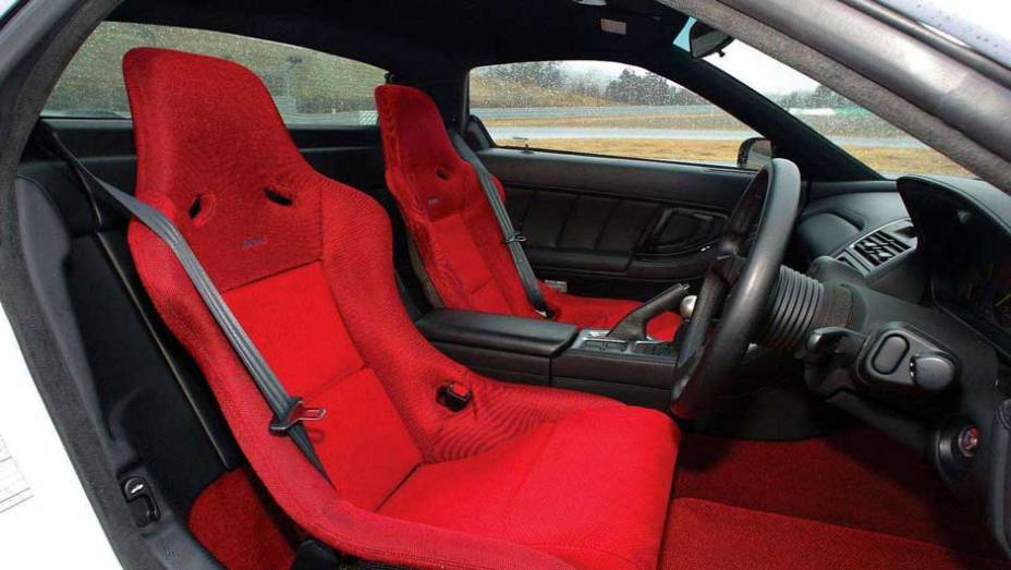 Assentos esportivos eram feitos pela Recaro <a href="https://beta-develop.quatrorodas.abril.com.br/reportagens/classicos/japones-valente-828328.shtml" rel="migration">| Leia mais|</a> <a href="https://beta-develop.quatrorodas.abril.com.br/galerias/saloes/detroit-2015/acura-nsx-824744.shtml" rel="migration"> | Novo A</a>