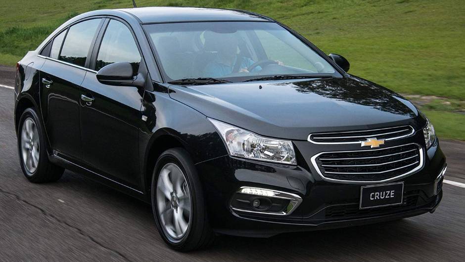 No território nacional, o sedã Chevrolet Cruze custa, na versão LTZ, R$ 82.563; nos Estados Unidos, vale o equivalente a R$ 77.593 (US$ 25.095). No território nacional, o sedã Chevrolet Cruze custa, na versão LTZ, R$ 82.563; nos Estados Unidos, vale o equivalente a R$ 77.593 (US$ 25.095).
