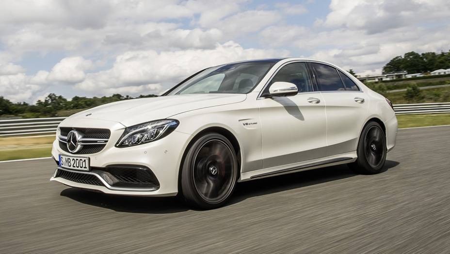 A vers&atilde;o esportiva do Mercedes-Benz Classe C nos EUA &eacute; a C63 AMG, vendida por aqui pelo pre&ccedil;o de R$ 476.891. L&aacute;, o sed&atilde; apimentado parte de R$ 197.578 (US$ 63.900)