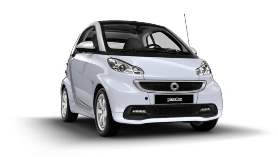 O smart fortwo &eacute; vendido como um compacto de luxo no Brasil, e custa R$ 72.000 na vers&atilde;o Passion Coupe. Nos EUA, a mesma configura&ccedil;&atilde;o sai por R$ 46.163 (US$ 14.930).