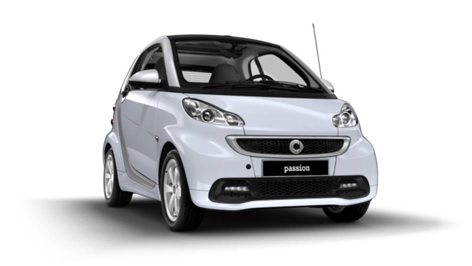 O smart fortwo é vendido como um compacto de luxo no Brasil, e custa R$ 72.000 na versão Passion Coupe. Nos EUA, a mesma configuração sai por R$ 46.163 (US$ 14.930). O smart fortwo é vendido como um compacto de luxo no Brasil, e custa R$ 72.000 na versão Passion Coupe. Nos EUA, a mesma configuração sai por R$ 46.163 (US$ 14.930).