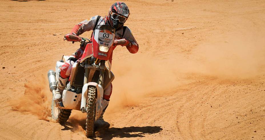 Cruzando uma das mais belas regi&otilde;es do norte e nordeste brasileiro, a edi&ccedil;&atilde;o 2012 do Rally dos Sert&otilde;es tem gerado impactantes imagens al&eacute;m das empolgantes disputas. Na imagem, Dário Júlio