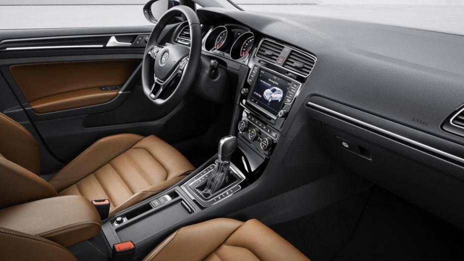 Segundo a Volkswagen, o interior do novo Golf recebeu uma nova seleção de materiais com qualidade superior | <a href="https://beta-develop.quatrorodas.abril.com.br/saloes/paris/2012/golf-chega-setima-geracao-702391.shtml" rel="migration">Leia mais</a>