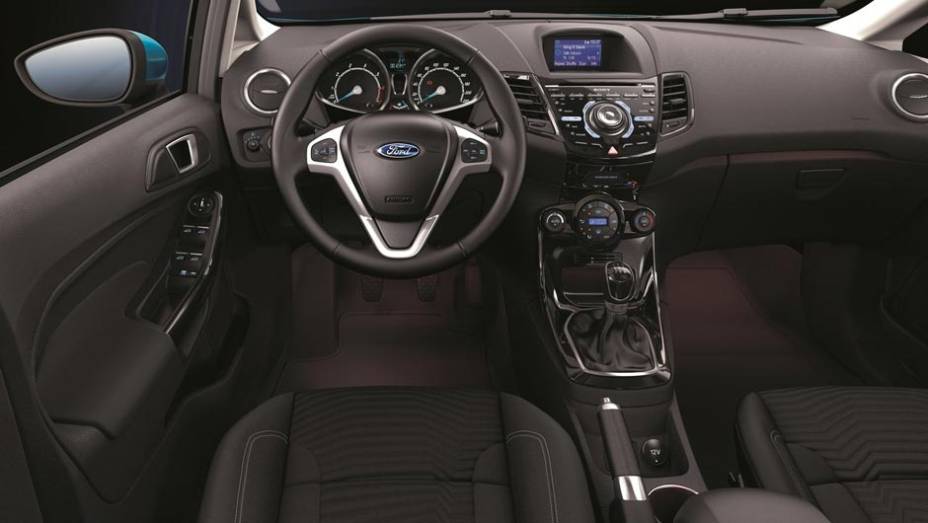 Em termos de tecnologia, o Fiesta 2013 conta com o sistema Ford SYNC, com o qual os ocupantes utilizam comandos de voz para acionar funções de rádio e telefone. | <a href="https://beta-develop.quatrorodas.abril.com.br/salao-do-automovel/2012/carros/fiesta-704046.shtml" rel="migration"></a>