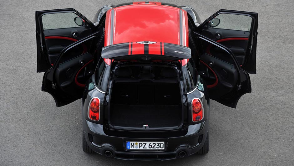 Mini Countryman JCW oferece bom n&iacute;vel de acabamento interno