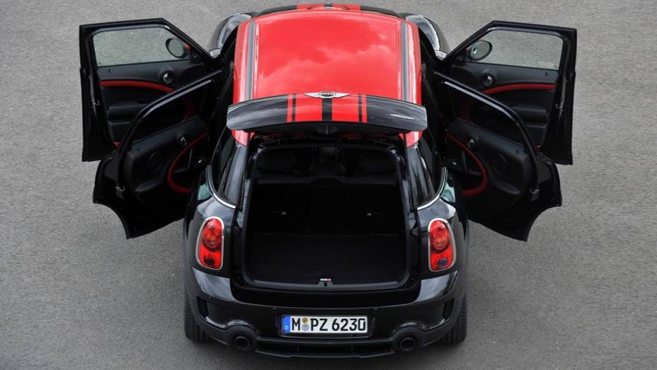Mini Countryman JCW oferece bom n&iacute;vel de acabamento interno