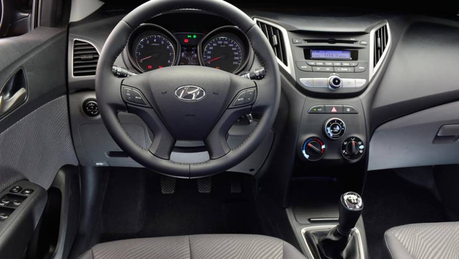 Interior do HB20 agrada: há bom espaço para os ocupantes e o acabamento é refinado | <a href="https://beta-develop.quatrorodas.abril.com.br/noticias/fabricantes/todas-especificacoes-hyundai-hb20-701531.shtml" target="_blank" rel="migration">Confira todas as informações do modelo aqui</a>