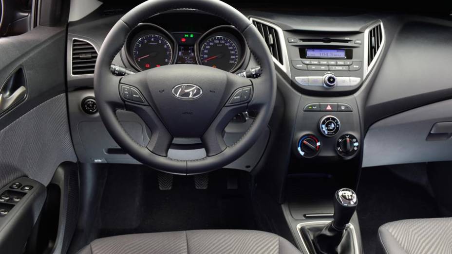 Interior do HB20 agrada: h&aacute; bom espa&ccedil;o para os ocupantes e o acabamento &eacute; refinado | <a href="https://beta-develop.quatrorodas.abril.com.br/noticias/fabricantes/todas-especificacoes-hyundai-hb20-701531.shtml" target="_blank" rel="migration">Confira todas as informa&ccedil;&otilde;es do modelo aqui</a>