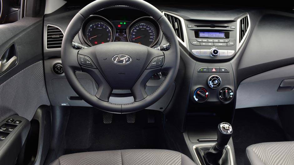 Interior do HB20 agrada: há bom espaço para os ocupantes e o acabamento é refinado | <a href="https://beta-develop.quatrorodas.abril.com.br/noticias/fabricantes/todas-especificacoes-hyundai-hb20-701531.shtml" target="_blank" rel="migration">Confira todas as informações do modelo aqui</a> Interior do HB20 agrada: há bom espaço para os ocupantes e o acabamento é refinado | <a href="https://beta-develop.quatrorodas.abril.com.br/noticias/fabricantes/todas-especificacoes-hyundai-hb20-701531.shtml" target="_blank" rel="migration">Confira todas as informações do modelo aqui</a>