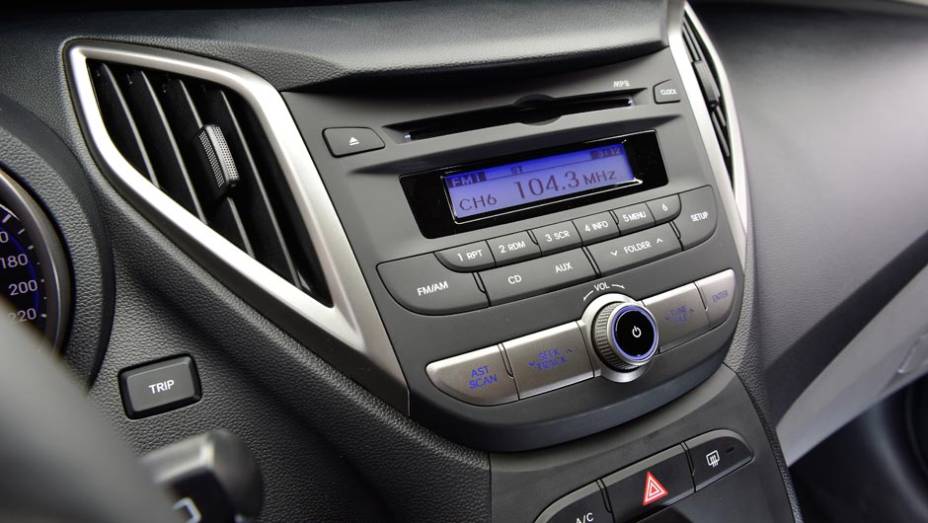 Sistema de som integrado ao painel cria um ambiente moderno e luxuoso | <a href="https://beta-develop.quatrorodas.abril.com.br/noticias/fabricantes/todas-especificacoes-hyundai-hb20-701531.shtml" target="_blank" rel="migration">Confira todas as informa&ccedil;&otilde;es do modelo aqui</a>