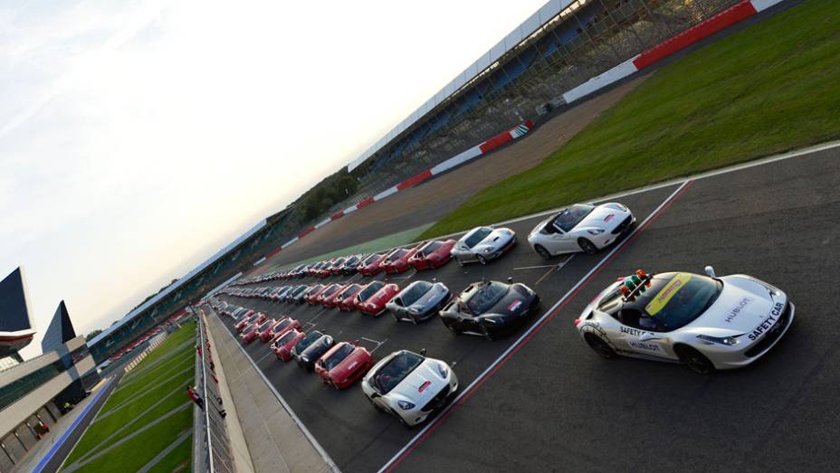 Encontro foi realizado no circuito de Silverstone | <a href="https://beta-develop.quatrorodas.abril.com.br/noticias/fabricantes/ferrari-consegue-reunir-964-modelos-marca-silverstone-702287.shtml" rel="migration">Leia mais</a>