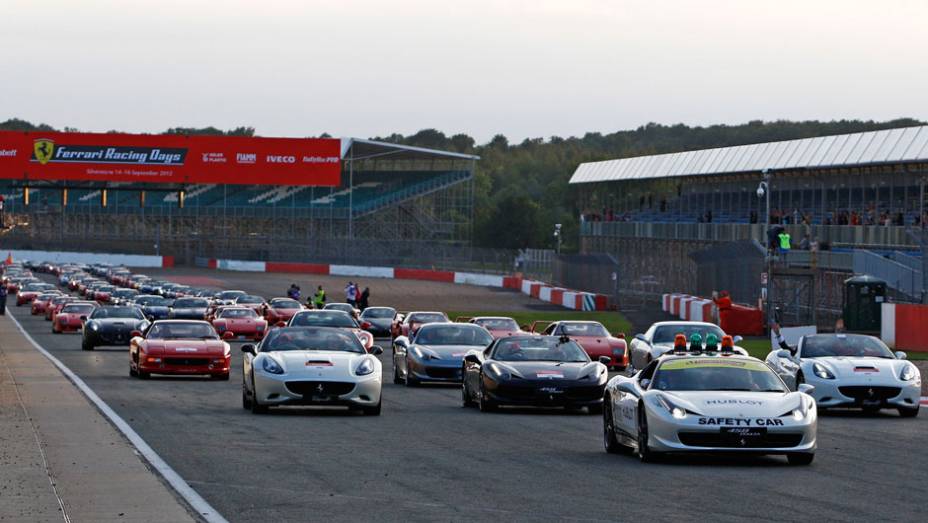 964 Ferraris foram reunidas no evento | <a href="https://beta-develop.quatrorodas.abril.com.br/noticias/fabricantes/ferrari-consegue-reunir-964-modelos-marca-silverstone-702287.shtml" rel="migration">Leia mais</a> 964 Ferraris foram reunidas no evento | <a href="https://beta-develop.quatrorodas.abril.com.br/noticias/fabricantes/ferrari-consegue-reunir-964-modelos-marca-silverstone-702287.shtml" rel="migration">Leia mais</a>
