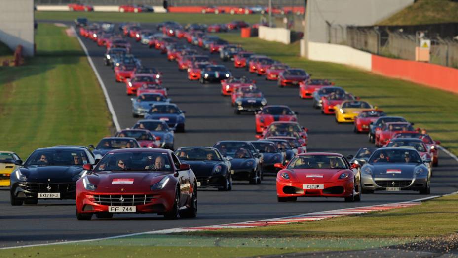 Marca conseguiu bater recorde de 2008 | <a href="https://beta-develop.quatrorodas.abril.com.br/noticias/fabricantes/ferrari-consegue-reunir-964-modelos-marca-silverstone-702287.shtml" rel="migration">Leia mais</a>